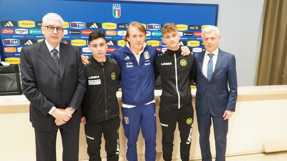 Andrea Arnone e Davide Bartolotta con il CT Mancini, il Vicepresidente Baglioni e Il presidente del SGD Tisci